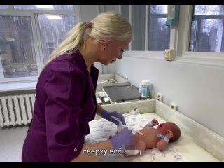 Как правильно пеленать и надевать памперс на новорожденного?