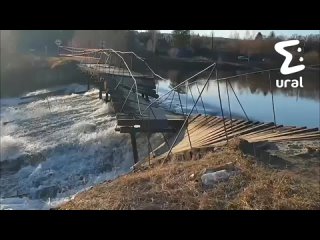 Поток воды снёс пешеходный мост в Златоусте Челябинской области