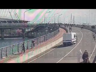 Момент прыжка русалки с Яхтенного моста попал на камеры видеонаблюдения
