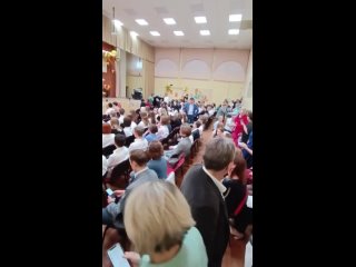 Сегодня в школах Екатеринбурга звучит последний звонок для выпускников 9 и 11 классов.  Например, такая обстановка... (видео)