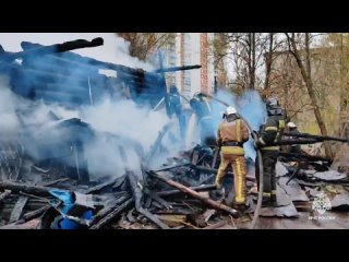 В Перми на улице Крылова пожар уничтожил расселенный дом и надворные постройки