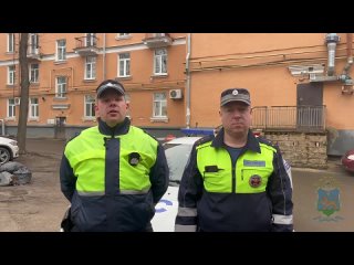 Автоинспекторы Пскова эвакуировали пять взрослых и двух несовершеннолетних из дома, где возник пожар
