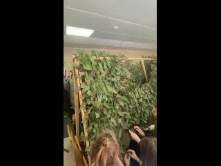 Шестиклассники избалашихинской школы №15 плетут маскировочные сети. Ребята занимаются этим врамках акции Неделя добрых дел