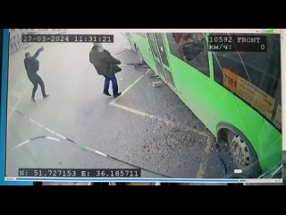 Появилось новое видео с моментом ДТП в Курске с участием двух автобусов и нескольких машин.
