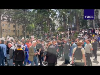 ▶️ Protest at the back entrance to the Georgian parliament