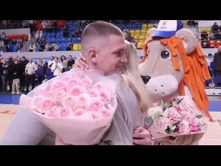 На матче баскетбольного «Енисея» болельщик сделал предложение своей девушке