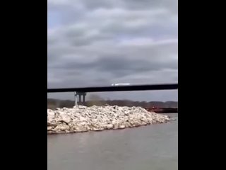 Баржа протаранила мост в американской Оклахоме