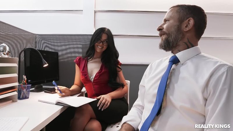 В первый рабочий день Holly Day соблазнила сотрудника на секс в офисе: женатый мужик трахает молодую сексуальную секретаршу