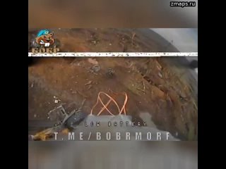 Уничтожение FPV-дроном отряда БОБР вражеского ПТРК, установленного на крыше остова уничтоженного ран