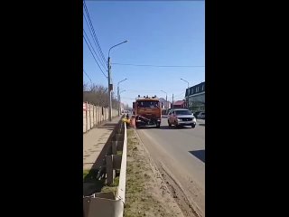 В Астрахани моют леерное ограждение вдоль дорог