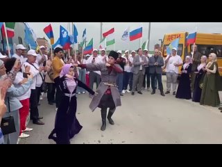 Для участников Международного автопробега представили национальный танец чеченского народа с традиционной музыкой