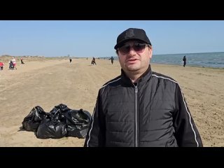 Сильная и спортивная команда Управления по спорту, туризму и работе с молодежью собрала мусор на территории пляжа Оазис и в Эл