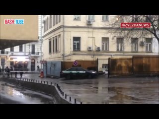 🇷🇺 Машина Федеральной службы судебных приставов приехала к Басманному суду в Москве