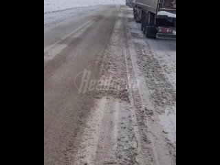 Трасса М-5 уже вторые сутки стоит из-за «Ольги» — магистраль погребена под слоем снега, а большегрузы не могут выбраться из запа