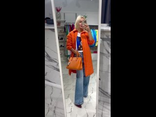 Куртка оранжевая  ,футболка принт синий ,джинсы голубые, сумка Лог оранжевая   ( Юлия )
