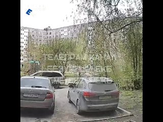 В Екатеринбурге заметили мужчину с табуреткой на голове