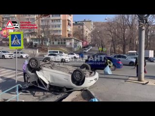 Во Владивостоке Nissan Note после столкновения приземлился на крышу у остановки «Гайдамак»