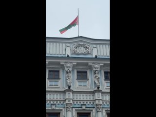 🇷🇺🇧🇾 The national flags of Belarus are at half-mast on the buildings of the embassy of the republic in Moscow and its branches i