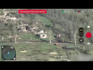 Российский танк-черепаха с системой защиты от дронов спокойно утюжит украинские тылы