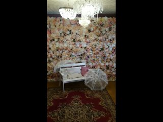 Фотозона цветочное панно со скамеечкой и зонтиками.mp4