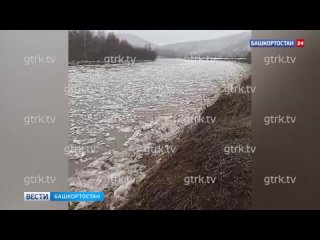 Мощный ледоход на реке Нугуш в Башкирии засняли местные жители