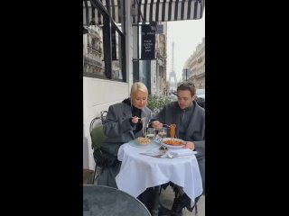 Клава Кока и Влад Савельев ужинают в элитном ресторане Парижа