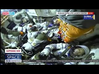 Китай запустил в космос трех тайконавтов