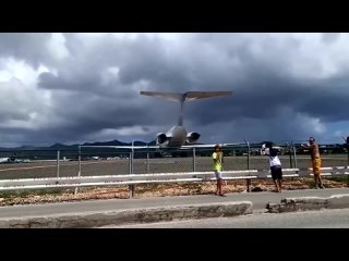 Необычное зрелище - Самолет сносит отдыхающих с пляжа во время взлета на Сент-Мартене