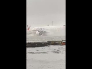 Видео из аэропорта в Дубае сегодня, который из-за сильнейших дождей превратился в море.