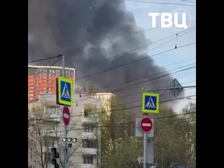 🔥 Пожар произошёл на стройке недалеко от станции метро «Бульвар Рокоссовского»

Очевидцы публикуют в соцсетях видео, как в небо