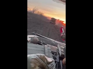 🇷🇺Los primeros segundos después de que un kamikaze enemigo FPV golpeara el T-90M “Breakthrough“, moviéndose en un convoy, en dir