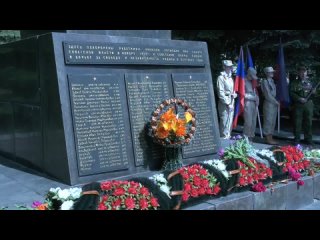 В День Победы торезцы всех возрастов собрались возле братской могилы работников милиции, героев гражданской войны, советских вои