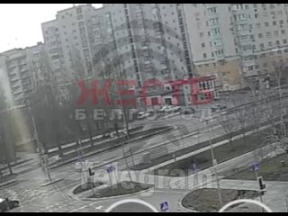 #СВО_Медиа #Военный_Осведомитель
Появились кадры прилёта выпущенных ВСУ реактивных снарядов по улицам Щорса и Губкино в Белгород