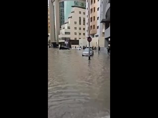 Сильный дождь обрушился на Дубай. По дорогам текут реки, затопило метро, «Дубай молл», отменяются рейсы в аэропорту