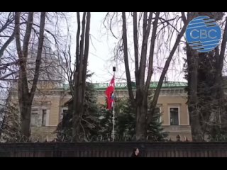 ‍⬛️У Москви, на територији затворене украјинске амбасаде, окачена је застава Руске Федерације и Застава победе из времена СССР-а