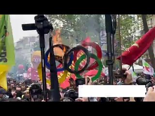 Plen olympijskch kruh v Pai bhem protest