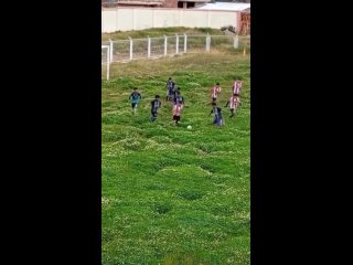 🇵🇪 ⚽️ Суровый юниорский футбол в Перу

Кто-то ещё будет говорить, что играет на “огороде?