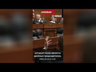 Конгрессмен-юморист Джаред Московиц, пришедший на слушания по импичменту Байдена в маске Путина, зая