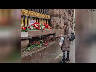 В Петербурге несут цветы к стихийному мемориалу на станции метро Технологический институт в память