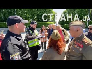 Киев, полиция задержала пенсионерку в советской форме возле Вечного огня