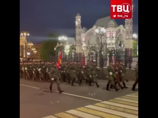 В Москве этой ночью прошла репетиция парада ПобедыПеред прохождением по Красной площади военная техника выстроилась на Тверско