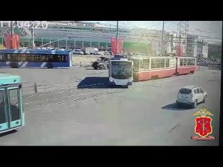 Трамвай протаранил троллейбус в Петербурге