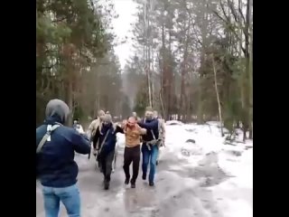 В сети опубликовано видео допроса еще одного задержанного. Он не говорит по-русски и отвечает на вопросы с помощью переводчика.