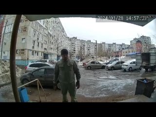 В Уфе доставщик прислонил коробку с мебелью к бетонной стене у подъезда. А она упала. Да не коробка