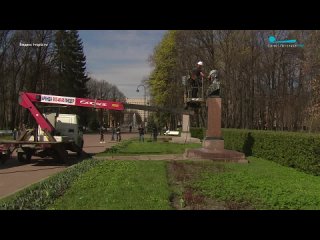 В Петербурге продолжается подготовка к 9 мая, в Московском парке Победы начали чистить бюсты и памятные доски