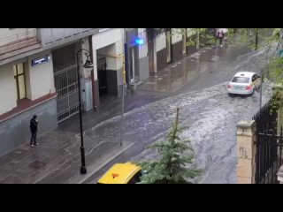 в столице и Подмосковье начались потопы из-за сильного ливня. 7