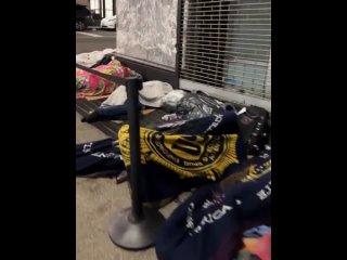 Десятки мигрантов спят у отеля Рузвельт в Нью-Йорке