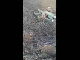 Un paio di mezzi ucraini sono caduti dentro un cratere di una bomba FAB