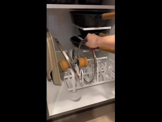 Аккуратно складываем сковороды