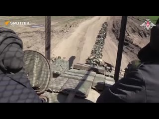 Russian T-80BVM tank wipes out a Ukrainian stronghold to the south of Donetsk